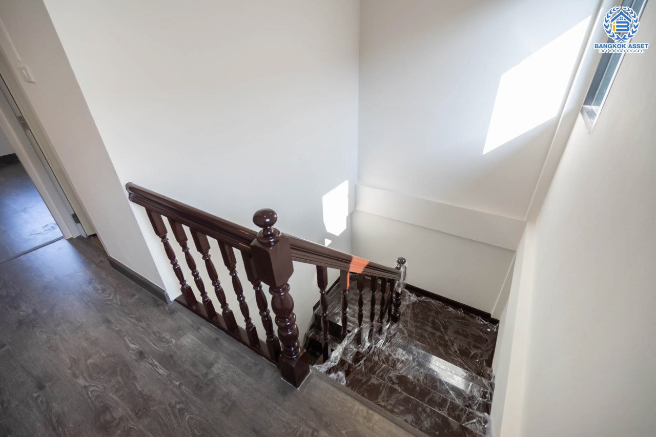 บ้านมือสองตกแต่งใหม่ บนทำเลที่ดีที่สุด! หน้าโครงการติด MRT "สถานีไทรม้า" ม.ซื่อตรง พระนั่งเกล้า-ท่าอิฐ ทาวน์เฮ้าส์หลังใหญ่ เนื้อที่ 26 ตร.ว. ฟังก์ชันจัดเต็ม 3 ห้องนอน 2 ห้องน้ำ 2 ที่จอดรถ ทำเลใกล้ เซ็นทรัลรัตนาธิเบศร์ และทางด่วน "งามวงศ์วาน"